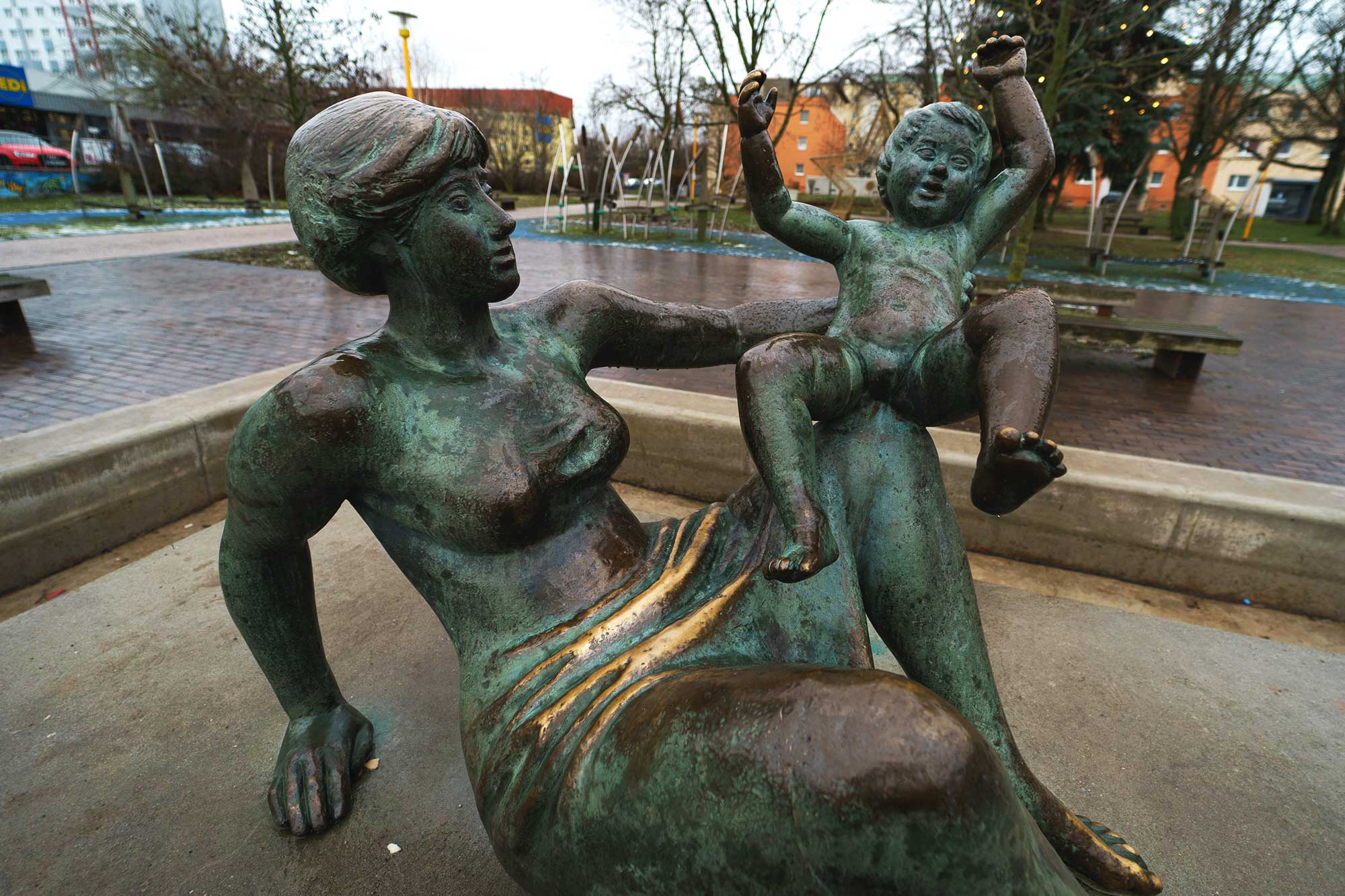 Frau mit Kind Brunnen-Stadtteil Neu Reform Magdeburg